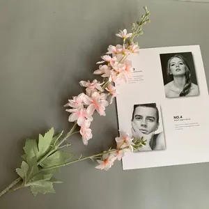 Primer plano de una flor de delphinium artificial rosa con tallo verde flocado.
