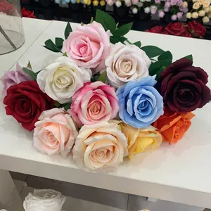 Sammlung bunter künstlicher Seidenrosen mit realistischer Textur