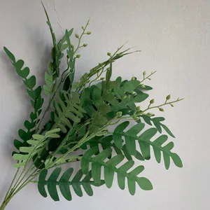Gedetailleerd beeld van kunstmatige groene robinia-bladeren met 5-vork takken