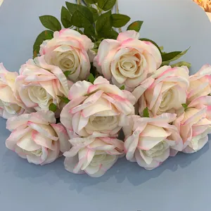 Hochwertige künstliche rosa Rosen mit realistischen Blüten und Blättern für Deko
