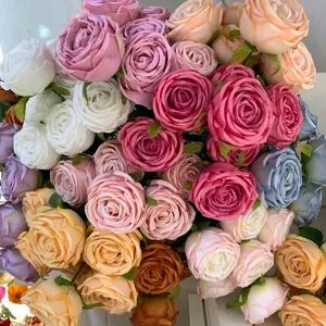 Vista ravvicinata di bouquet di rose artificiali a 7 teste per decorazioni nuziali eleganti