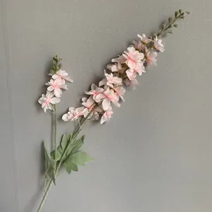Vista detallada de una rama de espuela de caballero rosa artificial con pétalos realistas
