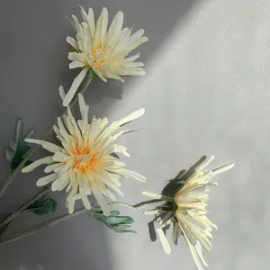 Detailansicht eleganter künstlicher dreiköpfiger Krabbenkrallen-Chrysanthemen am Stiel