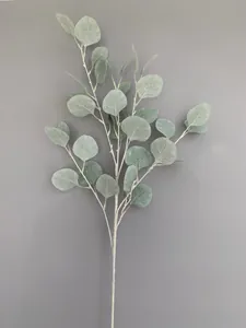 Gedetailleerde close-up van een kunstmatige eucalyptus tak met groene appelbladeren