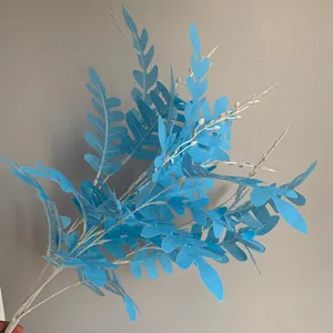 Detailopname van 5-taks kunstmatige lichtblauwe acaciabladeren voor bruiloftsdecor.