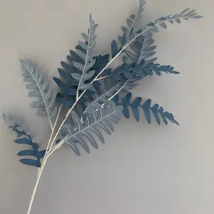 Detail van stoffig blauwe kunstmatige varenbladeren voor elegante bruiloft- en huisdecoratie