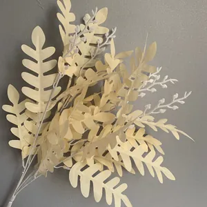 Detail van crème kunstmatige robinia bladeren voor bruiloftsdecoratie