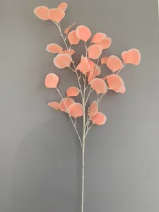 Realistische koraalroze kunstmatige eucalyptustak voor een elegante huisdecoratie.