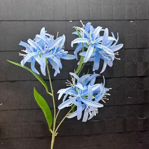 Nahaufnahme von drei blauen künstlichen Spinnenlilien mit zarten weißen Staubfäden