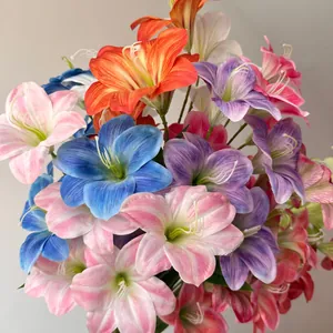 Close-up van kleurrijke 3D-geprinte 5-koppige kunstmatige lelies voor huisdecoratie bloem