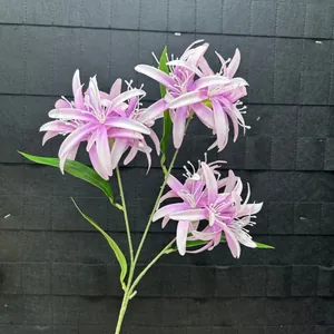 Detail einer lebensechten künstlichen rosa Spinnenlilie mit drei Blütenköpfen