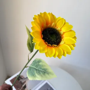 Nahaufnahme einer leuchtend gelben künstlichen Sonnenblume für die Wohndekoration