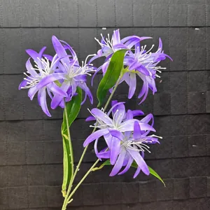 Detailaufnahme von dreiköpfigen künstlichen lila Spinnenlilien für die Hochzeitsdeko