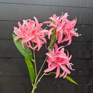 Detailansicht von rosa künstlichen Spinnenlilien mit drei Köpfen und grünen Blättern