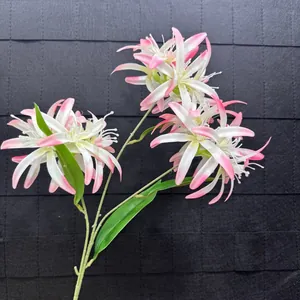 Detailansicht der künstlichen rosa-weißen Lycoris-Blume mit 3 Köpfen zur Dekoration