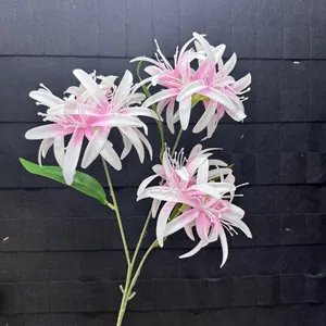 Detail der pink-weißen 3-köpfigen künstlichen Lycoris-Blüten auf dunklem Grund
