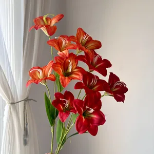 Natuurgetrouwe 3D-geprinte 5-koppige lelie kunstbloemen met rode oranje bloemblaadjes.