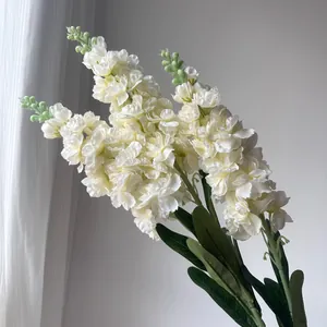 Elegante witte kunstmatige ridderspoor zijden bloemen voor bruiloft en interieur