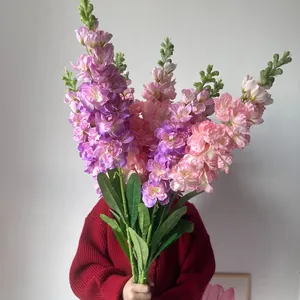 Detailweergave van grote kunstmatige delphinium zijden bloemen voor bruiloftsdecor