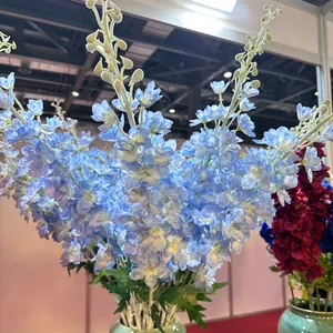 Primer plano de flores de delfinio artificiales azul claro para decoración de bodas