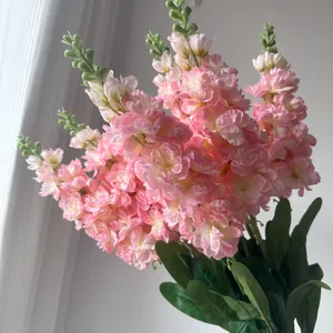 Gedetailleerde macro-weergave van zijden roze en witte ridderspoorbloemen voor bruiloften