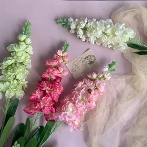 Mooie set kunstmatige zijden delphinium bloemen in de kleuren crème, groen en roze