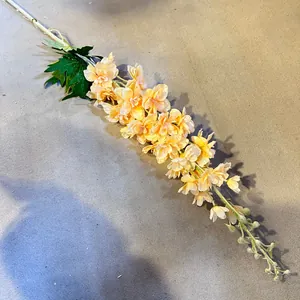 Vista detallada de flor de delfinio de melocotón artificial para decoración de bodas