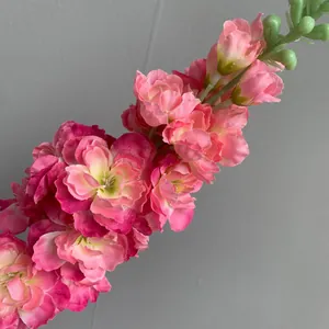 Gedetailleerd macro-aanzicht van realistische roze kunstmatige ridderspoorbloemen