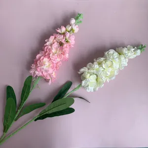 Gedetailleerd overzicht van roze en crème kunstzijde violet delphinium bloemen decor