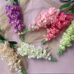 Detailopname van kunstmatige zijden ridderspoor bloemen in diverse zachte pastelkleuren.