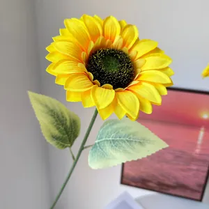 Tournesol artificiel réaliste à tige unique avec pétales jaunes et feuilles vertes