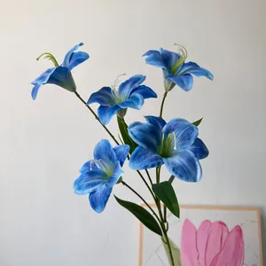 Close-up detail van 5-koppige blauwe kunstlelie met realistische 3D-geprinte blaadjes