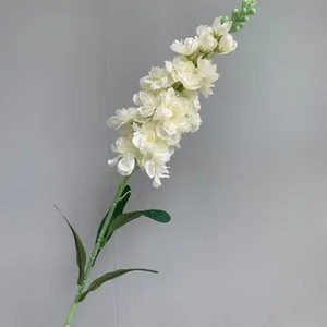 Gedetailleerd overzicht van een kunstmatige witte viooltjes zijden bloemstengel