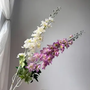 Elegantes flores de delphinium artificiales floccadas en blanco y violeta para bodas