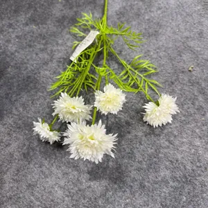 Detaillierte Nahaufnahme von weißen künstlichen Kornblumen für die Heimdekoration