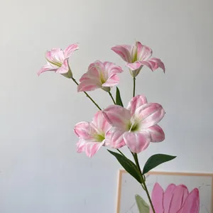 Gedetailleerd overzicht van 3D-geprinte kunstmatige roze lelie met vijf bloemhoofden