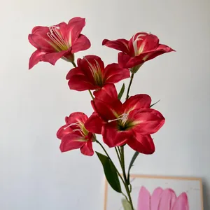 Detailweergave van realistische rode 3D-geprinte kunstlelies voor huisdecoratie