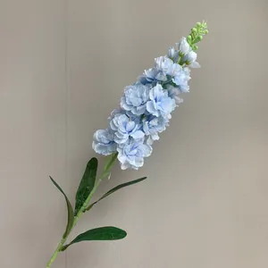 Detailweergave van een realistische lichtblauwe kunstmatige ridderspoor zijden bloem decor