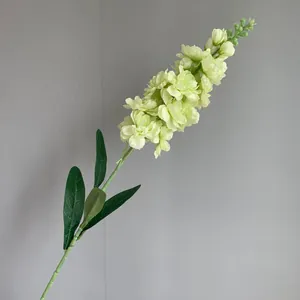 Gedetailleerd zicht op een enkele tak lichtgroene kunstmatige ridderspoor zijden bloem