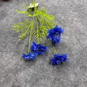 Detailansicht von künstlichen blauen Kornblumen mit 5 Köpfen für Heimdeko