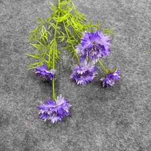 Detaillierte Draufsicht auf eine künstliche Kornblume mit fünf violetten Blüten auf Grau