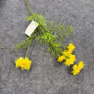 Detailansicht eines gelben künstlichen Kornblumenweigs mit 5 realistischen Blüten