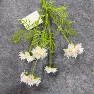 Detailansicht künstlicher cremeweißer Kornblumen mit fünf Köpfen für Heimdekoration