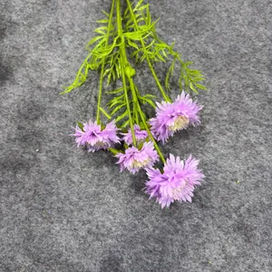 Detailansicht künstlicher lila Kornblumenstrauß mit fünf realistischen Blütenköpfen