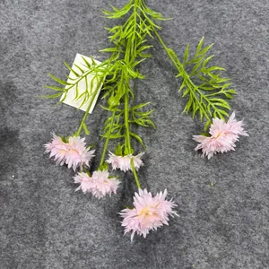 Detail einer fünfköpfigen künstlichen Kornblume mit realistischen rosa Blütenblättern
