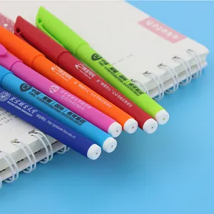 Σετ πολύχρωμα στυλό gel 0,5 mm με δείγματα λογότυπων σε λευκό σπειροειδές σημειωματάριο