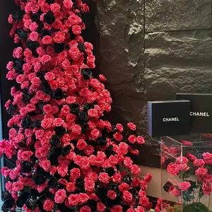 Nahaufnahme einer dramatischen künstlichen Rosenwand in Rot und Schwarz für exklusive Events.