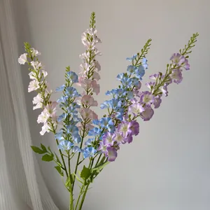 Vue détaillée de fleurs de delphinium artificielles colorées pour décoration élégante