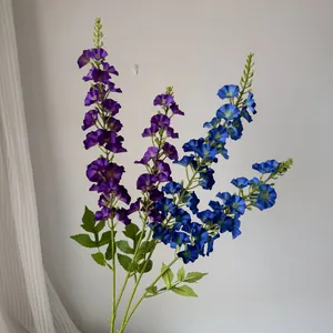 Vue détaillée de delphiniums artificiels bleus et violets pour la décoration.