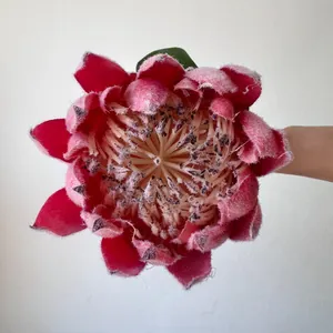 Primer plano detallado de una flor de protea real artificial rosa con textura realista